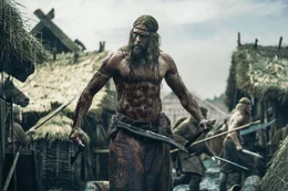 Mit seinen Kriegergef&auml;hrten richtet Amleth (Alexander Skarsg&aring;rd) in einem Dorf ein regelrechtes Blutbad an.