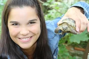 Die kleine Landschildkr&ouml;te f&uuml;hlt sich wohl in Annas Hand. Weiteres Bildmaterial finden Sie unter www.br-foto.de.