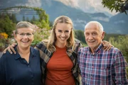 Hinter den Hecken Garten mit Aussicht in Hasliberg BE Staffel 6 Folge 5 Pia Huber Moderatorin Nicole Berchtold und Kurt Huber im Garten in Hasliberg 2023