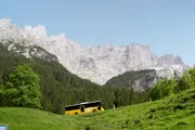 Mit dem Postauto durch die Schweiz Durchs wildromantische Rosenlauital Das Postauto vor beeindruckender Bergkulisse