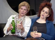 V.l.: Sibylle Courvoisier als Theres B&uuml;tikofer, Gina Durler als Chick.