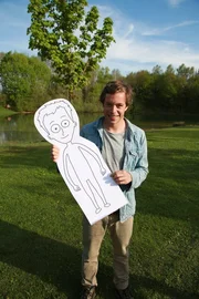 Checker Tobi mit einer Pappfigur.