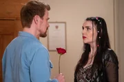 Tina (Anita Eichhorn) bekommt Panik, als Charly (Nils Kreutinger) zu einer feierlichen Erkl&auml;rung ansetzt, als wolle er ihr einen Antrag machen.