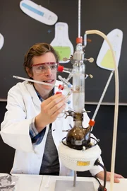 Checker Tobi im Chemie-Labor der LMU - Nachbau einer Mini-Raffinerie. Checker Tobi im Chemie-Labor der LMU - Nachbau einer Mini-Raffinerie.