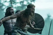 Amleth (Alexander Skarsg&aring;rd, r.) hat sich als Erwachsener sogenannten Berserkern angeschlossen.