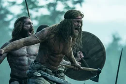 Amleth (Alexander Skarsg&aring;rd, r.) hat sich als Erwachsener sogenannten Berserkern angeschlossen.