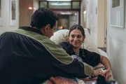 Kelly (Manal Raga a Sabit, r.) und Vater Moritz (Youness Aabbaz, l.) haben gerade eine lange, kr&auml;ftezehrende Geburt hinter sich &ndash; und landen mit dem Neugeborenen notgedrungen auf dem Flur. Das Gef&uuml;hl, im Helene Klinikum mit allem alleingelassen zu werden, belastet die jungen Eltern.