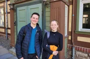 Mika und Pauline, beide 11. Klasse und Mitglieder im Rundfunk-Jugendchor vor dem Landesgymnasium. Mika und Pauline, beide 11. Klasse und Mitglieder im Rundfunk-Jugendchor vor dem Landesgymnasium.
