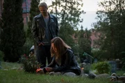 Lisa (Emily Cox) zeigt Gilles (Philipp Hochmair) zum ersten Mal den Ort, an dem sie viel Zeit verbringt.