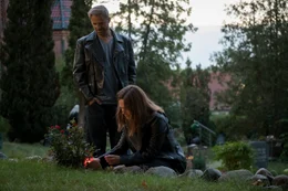 Lisa (Emily Cox) zeigt Gilles (Philipp Hochmair) zum ersten Mal den Ort, an dem sie viel Zeit verbringt.