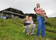 Ab auf die Alp! - Wie Städter zu Sennen werden. Stadtleben ade Folge 1 Anna Tschannen und Daniel Glauser mit Sohn Max und Tochter Lilith Ab auf die Alp! - Wie Städter zu Sennen werden. Stadtleben ade Folge 1 Anna Tschannen und Daniel Glauser mit Sohn Max und Tochter Lilith