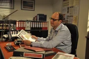 Hubert (Bernhard Ulrich) ist davon &uuml;berzeugt, dass ihm am Freitag, den 13., keine Missgeschicke geschehen werden.