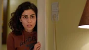 Arjin (Heja T&uuml;rk) f&uuml;hlt sich in ihrer Wohnung beobachtet.