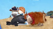 Zusammen versuchen Salty, Lily, Pelle und Barne den kleinen Wal zur&uuml;ck ins Meer zu schieben.