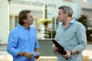 Architekt Frank ben&ouml;tigt noch eine Unterschrift von Sebastian. Von links: Sebastian Wildner (Herbert Ulrich) und Frank Scherzer (Stephan Benson).