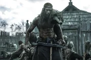 Im Zuge seiner Beteiligung an der gewaltsamen Pl&uuml;nderung und Versklavung eines Dorfes wird der fr&uuml;here Prinz Amleth (Alexander Skarsg&aring;rd) an seinen Racheschwur f&uuml;r seinen ermordeten Vater erinnert.