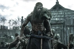 Im Zuge seiner Beteiligung an der gewaltsamen Pl&uuml;nderung und Versklavung eines Dorfes wird der fr&uuml;here Prinz Amleth (Alexander Skarsg&aring;rd) an seinen Racheschwur f&uuml;r seinen ermordeten Vater erinnert.