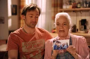Theresa zeigt Gregor ein Foto, auf dem Fanny inmitten von Gef&auml;ngnisinsassinnen zu sehen ist. Von links: Gregor Brunner (Holger M. Wilhelm) und Theresa Brunner (Ursula Erber).