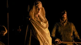 K&ouml;nigin Gudr&uacute;n (Nicole Kidman, l.) wird nach dem Mord an ihrem Mann von ihrem Schwager Fj&ouml;lnir entf&uuml;hrt.