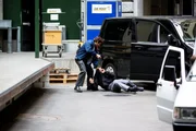 Bedroht den Fahrer des Geldtransporters: Ivan Georgiev als Elias Alabdullah. Bedroht den Fahrer des Geldtransporters: Ivan Georgiev als Elias Alabdullah.