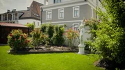 &bdquo;Dornr&ouml;schens Flair&ldquo; &ndash; das ist der romantische Name von Wilhelmine Buxhofers Rosenparadies im Mostviertel. Die Rosenliebhaberin hat in ihrem Garten &uuml;ber 100 verschiedene Sorten gepflanzt. Ein Spaziergang durch diese Oase ist ein bet&ouml;rendes Dufterlebnis. Wilhelmine Buxhofer kultiviert zudem &uuml;ber 100 essbare Nutzpflanzen.