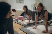 Beim R&uuml;ckbildungskurs d&uuml;rfen alle Fragen gestellt, alle Probleme angesprochen werden. Nalan (Mariam Hage, l.) bietet den frischgebackenen Mamas Kora (Yodit Tarikwa, 2.v.l.), Annett (Cora Kneisz, 2.v.r.) und Elin (Evelyn Weigert, r.) ein offenes Ohr und kompetente Ratschl&auml;ge.