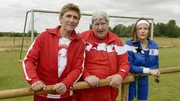 Als echte Fans der Jugendfu&szlig;baller von B&auml;rstadt, beobachten Fritz Fuchs (Guido Hammesfahr, l.) und Herr Paschulke (Helmut Krauss, M.) das Training. Die Trainerin (Anne Ratte-Polle, r.) des Derbypartners m&ouml;chte den Sieg der B&auml;rstadter mit allen Mitteln verhindern.