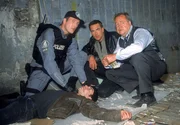 Mit Hilfe des SEK (li. Komparse) ist es den Kommissaren Kehler (Wolfgang Bathke, re.) und Bonhoff (Wolfgang Krewe, 2.v.re.) gelungen, den Geiselnehmer (Thomas Holzer, lieg.) zu &uuml;berw&auml;ltigen.