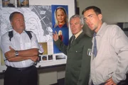 Kehlers (Wolfgang Bathke, li.) und Bonhoffs (Wolfgang Krewe, re.) Dienstvorgesetzter, Polizeidirektor Weitz (Ulli Kinalzik), fordert, dass die Ermittlungen sofort abgebrochen werden. Die Kommissare vermuten, dass Weitz etwas mit der Tat zu tun hat.