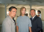 Doris Kerschke (Edda Leesch) wird von den Kommissaren Bonhoff (Wolfgang Krewe, li.) und Kehler (Wolfgang Bathke) vorl&auml;ufig festgenommen, sie bestreitet jedoch die Morde.