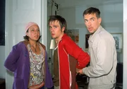 In der Wohnung von Herzog treffen Kommissar Bonhoff (Wolfgang Krewe, r.) und sein Kollege auf Katja (Laura Maire), die ihren wutentbrannten Bruder Tim (Daniel Jeroma), der gerade das Mobiliar der Wohnung zerlegt, erfolglos zu beruhigen versucht. Tim beschuldigt seinen Vater, Suzanna Sebald get&ouml;tet zu haben...