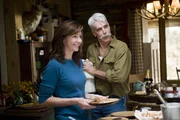 W&auml;hrend Paul und Meryl versuchen, sich an die seltsamen Cowboysitten des Sheriffs (Sam Elliott, r.), seiner schie&szlig;freudigen Frau (Mary Steenburgen, l.) und der Dorfbewohner zu gew&ouml;hnen, entdecken die beiden bisher unbekannte Seiten aneinander ...