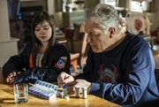 Piper (Alexa Swinton, l.); Ed (Clancy Brown, r.)