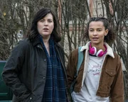 Jo Evans (Allison Tolman, l.); Mia Evans (Ashley Aufderheide, r.).