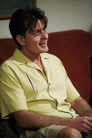 Beim Versuch, seine Ex-Freundin Mia zur&uuml;ckzubekommen, wird Charlie (Charlie Sheen) von ihrem Verlobten zusammengeschlagen ...