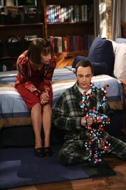 Sheldons (Jim Parsons, r.) Mutter Mary (Laurie Metcalf, l.) beweist Langmut, denn sie ist solche Eskapaden ihres Sohnes gewohnt, doch letztendlich greift sie resolut durch ...