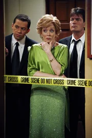 Schock am Hochzeitstag: Evelyn (Holland Taylor, M.) und ihre Söhne Charlie (Charlie Sheen, r.) und Alan (Jon Cryer, l.) ... Schock am Hochzeitstag: Evelyn (Holland Taylor, M.) und ihre Söhne Charlie (Charlie Sheen, r.) und Alan (Jon Cryer, l.) ...
