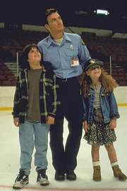 McCord (Jean-Claude Van Damme, M.) jobbt als Hausmeister im Eisstadion von Pittsburgh. So erh&auml;lt er auch f&uuml;r das entscheidende siebte Play Off-Finale zwei Freikarten. Mit denen nimmt er seine Kinder Tyler (Ross Malinger, l.) und Emily (Whittni Wright, r.) mit zum Eishockey-Spiel ...