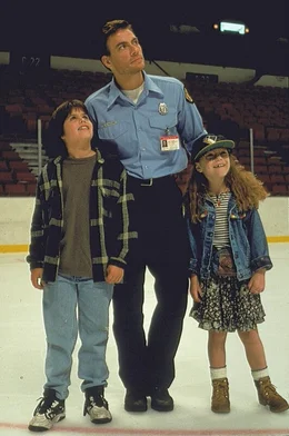 McCord (Jean-Claude Van Damme, M.) jobbt als Hausmeister im Eisstadion von Pittsburgh. So erh&auml;lt er auch f&uuml;r das entscheidende siebte Play Off-Finale zwei Freikarten. Mit denen nimmt er seine Kinder Tyler (Ross Malinger, l.) und Emily (Whittni Wright, r.) mit zum Eishockey-Spiel ...
