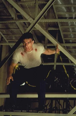 Als Verbrecher mit einem Massaker in einem Hockey Stadion drohen, beschlie&szlig;t Darren McCord (Jean-Claude Van Damme), ein ehemaliger Feuerwehrmann und nun Hausmeister der Eis-Arena, den Gangstern im Alleingang das Handwerk zu legen.