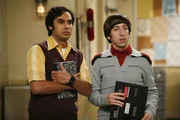 Erstmals essen Leonard und Sheldon sowie Rajesh (Kunal Nayyar, l.) und Howard (Simon Helberg, r.) in dem Restaurant, in dem Penny als Kellnerin arbeitet. Sheldon ist allerdings nicht in der Lage zu bestellen, da er lieber Hamburger in einem anderen Laden isst ...