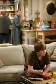 Alan Harper (Jon Cryer, hinten): Jake Harper (Angus T. Jones, vorne) Alan Harper (Jon Cryer, hinten): Jake Harper (Angus T. Jones, vorne)