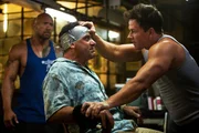 Daniel Lugo (Mark Wahlberg, r.) und Paul (Dwayne Johnson, l.) gelingt es, den reichen Gesch&auml;ftsmann Viktor Kershaw (Tony Shalhoub, M.) zu entf&uuml;hren und sich sein Verm&ouml;gen unter den Nagel zu rei&szlig;en. Doch ungl&uuml;cklicherweise hat dieser seine Entf&uuml;hrer erkannt, die ihn jetzt dauerhaft loswerden wollen. Das ist leichter gesagt als getan ...