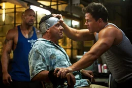 Daniel Lugo (Mark Wahlberg, r.) und Paul (Dwayne Johnson, l.) gelingt es, den reichen Gesch&auml;ftsmann Viktor Kershaw (Tony Shalhoub, M.) zu entf&uuml;hren und sich sein Verm&ouml;gen unter den Nagel zu rei&szlig;en. Doch ungl&uuml;cklicherweise hat dieser seine Entf&uuml;hrer erkannt, die ihn jetzt dauerhaft loswerden wollen. Das ist leichter gesagt als getan ...