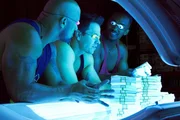 Endlich reich, aber die drei Gangster (v.l.n.r.) Paul (Dwayne Johnson), Daniel (Mark Wahlberg) und Adrian (Anthony Mackie) k&ouml;nnen sich nicht lange an dem Geld erfreuen ...