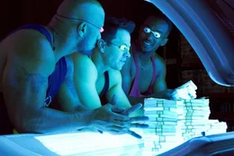 Endlich reich, aber die drei Gangster (v.l.n.r.) Paul (Dwayne Johnson), Daniel (Mark Wahlberg) und Adrian (Anthony Mackie) k&ouml;nnen sich nicht lange an dem Geld erfreuen ...