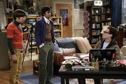 Da Sheldon mit dem Geheimnis, dass ihm Penny anvertraut hat, nicht umgehen kann, kommen seinen nerv&ouml;sen Ticks wieder zum Vorschein. Seine Freunde Leonard (Johnny Galecki, r.), Rajesh (Kunal Nayyar, M.) und Howard (Simon Helberg, l.) wissen sich nicht mehr zu helfen ...