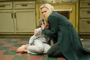 Gerade noch rechtzeitig kann Sozialarbeiterin Emily (Ren&eacute;e Zellweger, r.) die Ermordung Liliths (Jodelle Ferland, l.) durch ihre eigenen Eltern verhindern. Die Zehnj&auml;hrige bittet Emily, sie bei sich aufzunehmen ...