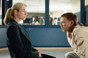 Als Emily (Ren&eacute;e Zellweger, l.) Angst vor Lilith bekommt, sucht sie deren Vater (Callum Keith Rennie, r.) in der Psychiatrie. Er erz&auml;hlt ihr, dass sich hinter Liliths kindlicher Maske das B&ouml;se verbirgt ...