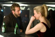 Ahnen noch nicht, dass sich bei ihnen ein Wolf im Schafspelz eingenistet hat: Doug (Bradley Cooper, l.) und Emily (Ren&eacute;e Zellweger, r.) ...